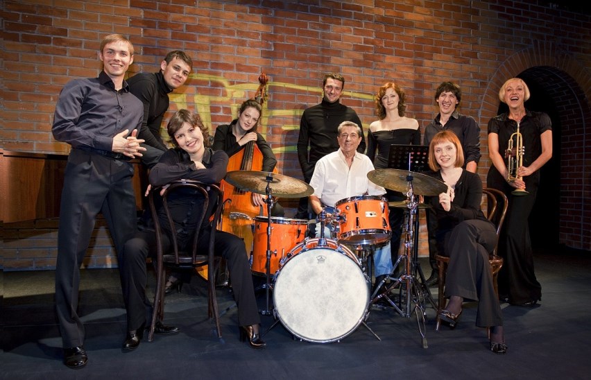 А вам не хотится ль Под ручку пройтиться