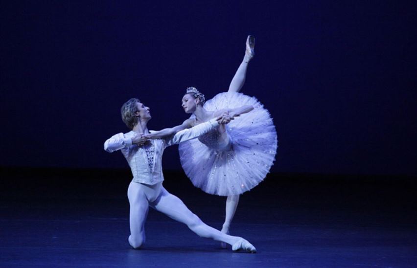 Квартира, Дивертисмент, Классическая симфония