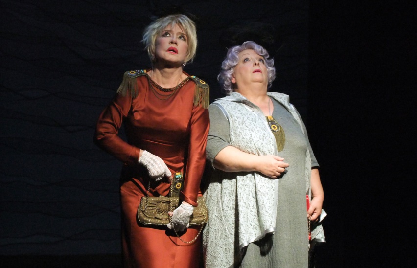 Две дамочки в сторону севера