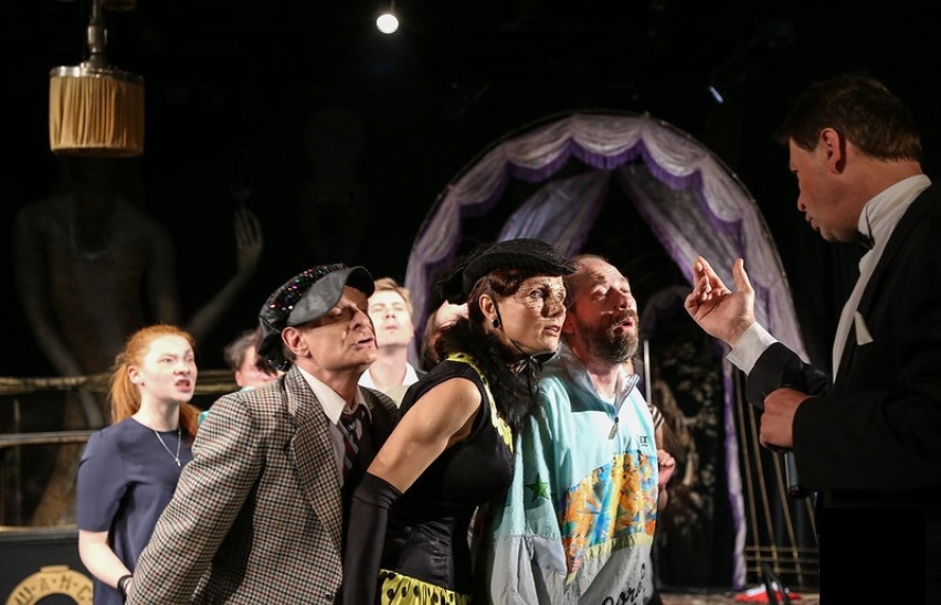 Ищет встречи