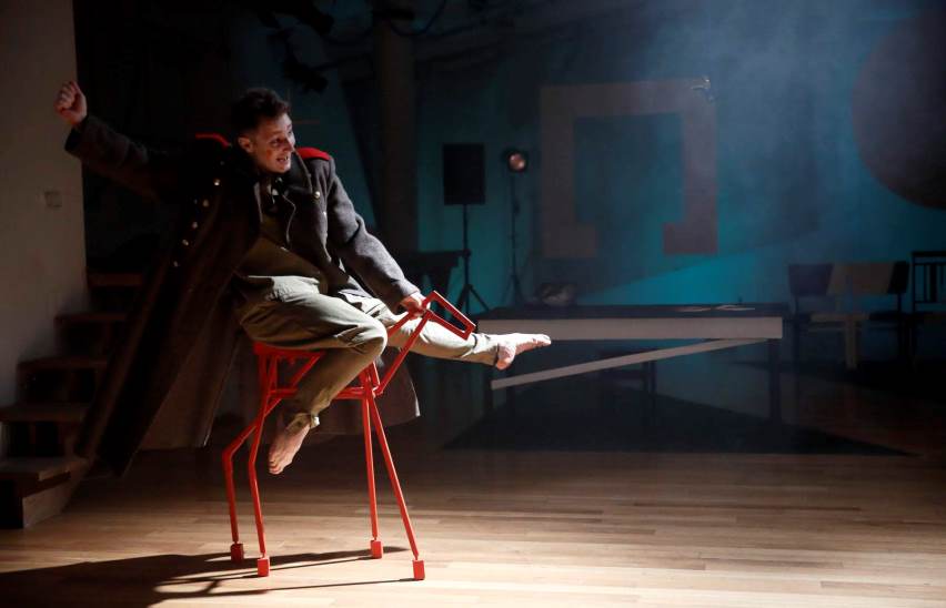 Кони за окном