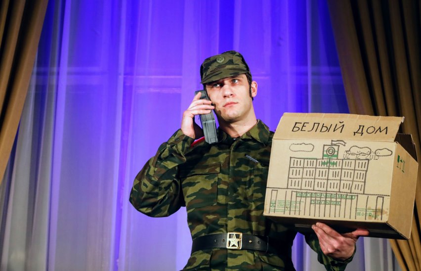 Люди ждут, когда танки пойдут