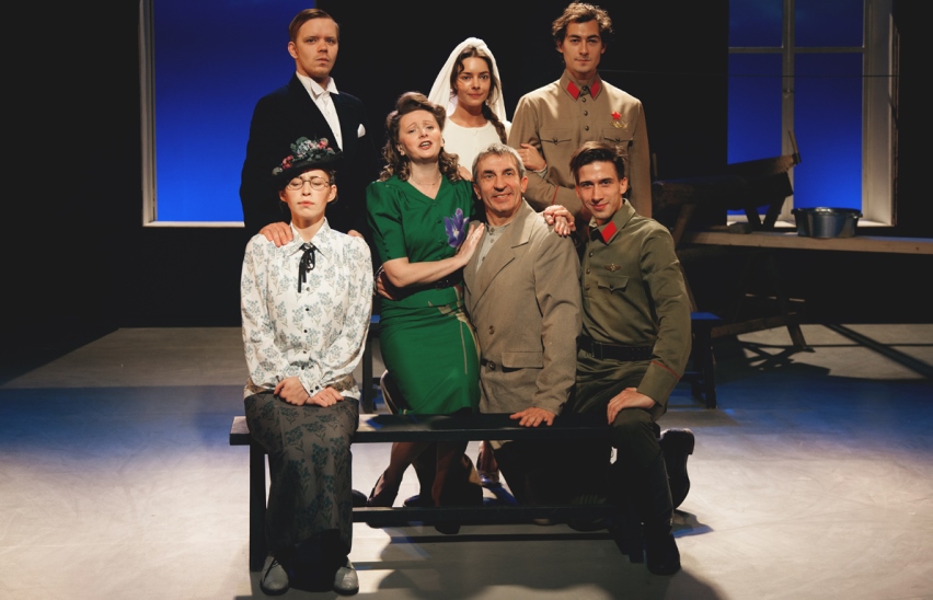 На траве двора