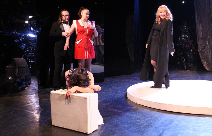 Он. Она. Они.