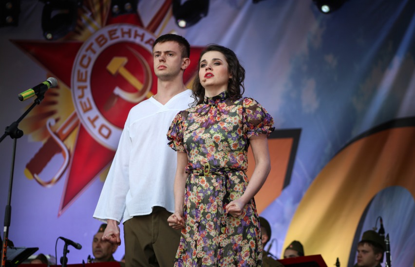 Поклонимся великим тем годам