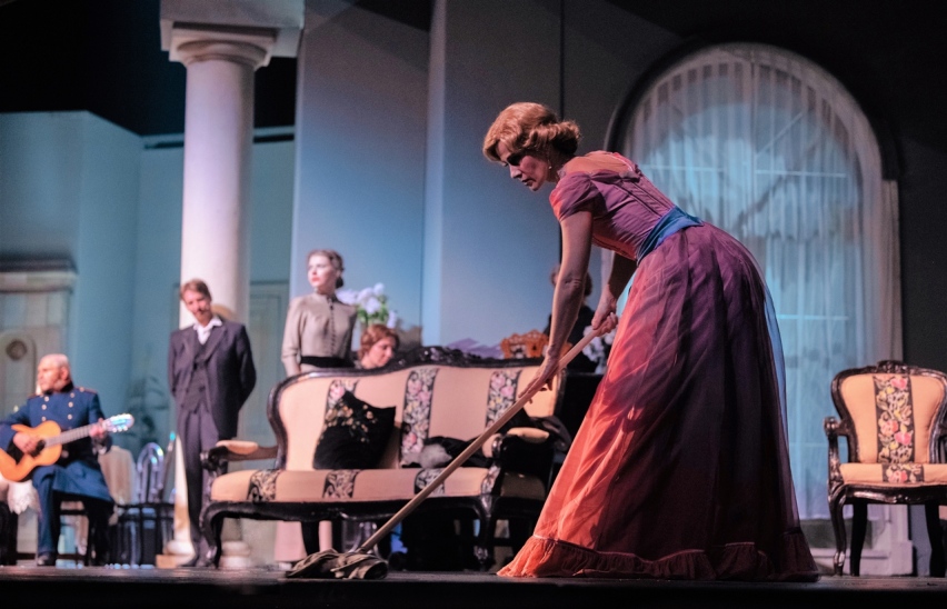 Розовое платье