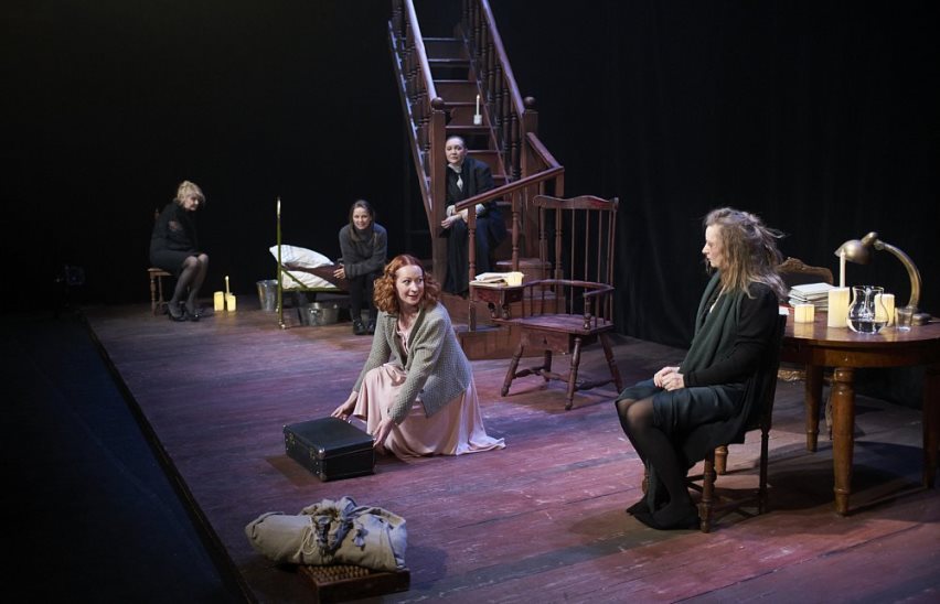 Я была в доме и ждала