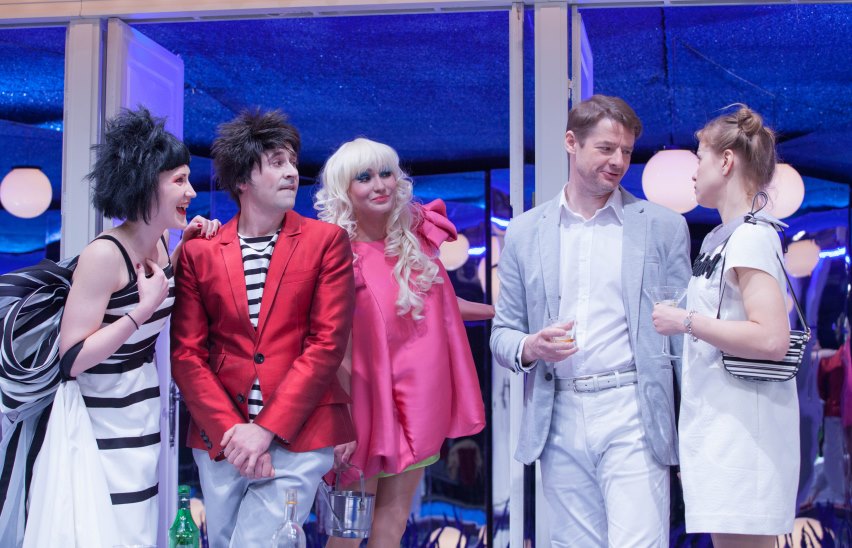 Зеркало над супружеским ложем